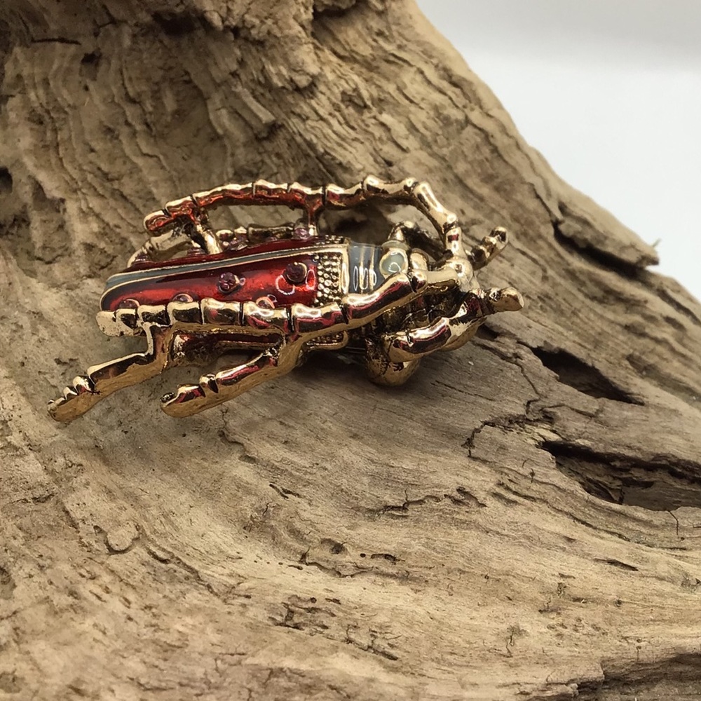 Red beetle bug brooch pin gold enamel crystals vintage style Halloween creepy - Picture 2 of 5